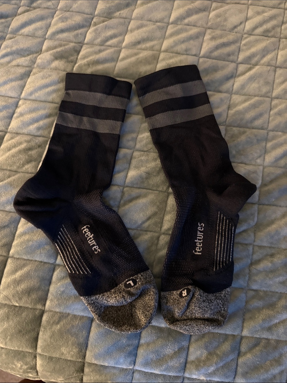 Feetures Size Large Performance Crew Socks with Gray Accents